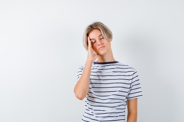 Bonito rapaz adolescente com uma t-shirt às riscas