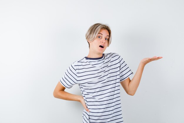 Bonito rapaz adolescente com uma t-shirt às riscas