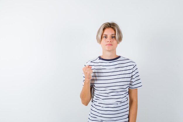 Bonito rapaz adolescente com uma t-shirt às riscas