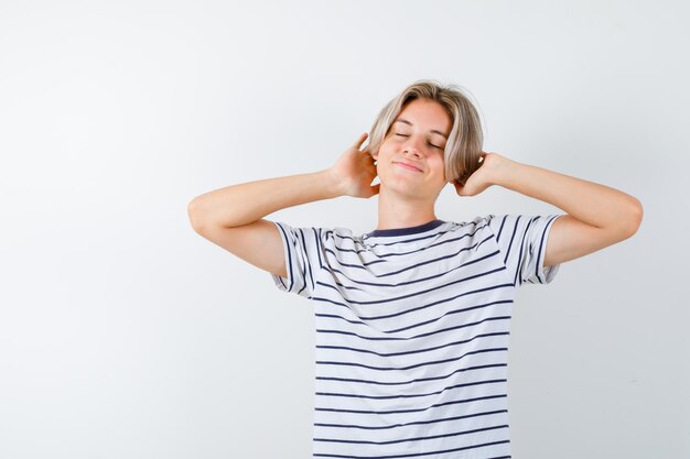 Bonito rapaz adolescente com uma t-shirt às riscas