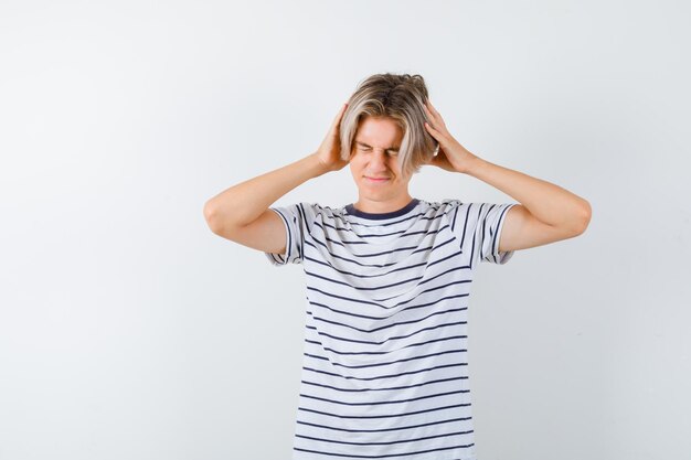 Bonito rapaz adolescente com uma t-shirt às riscas