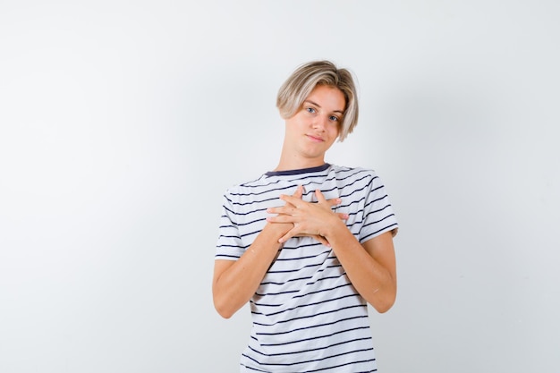 Bonito rapaz adolescente com uma t-shirt às riscas