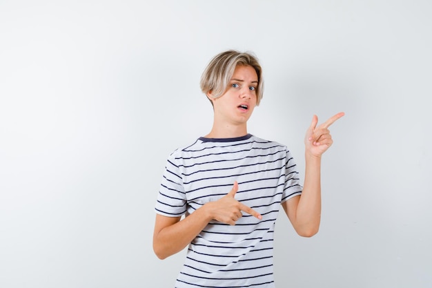 Bonito rapaz adolescente com uma t-shirt às riscas