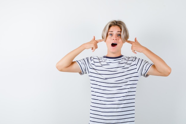 Foto grátis bonito rapaz adolescente com uma t-shirt às riscas