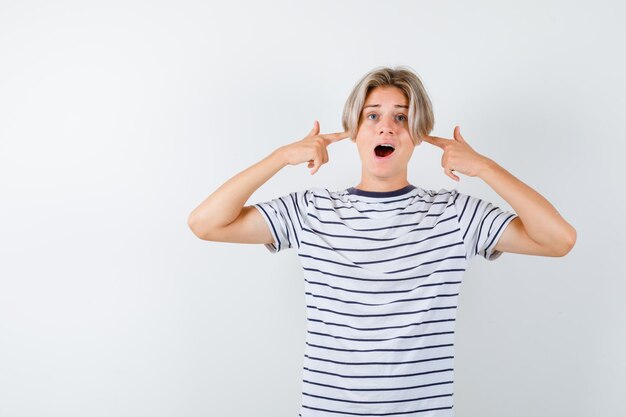 Bonito rapaz adolescente com uma t-shirt às riscas