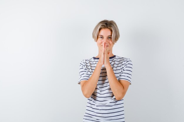 Bonito rapaz adolescente com uma t-shirt às riscas