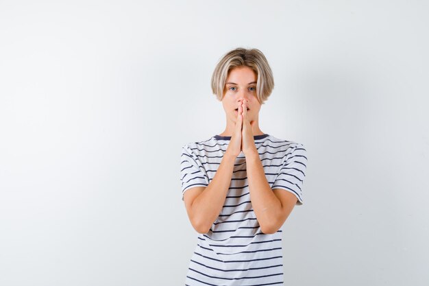 Bonito rapaz adolescente com uma t-shirt às riscas