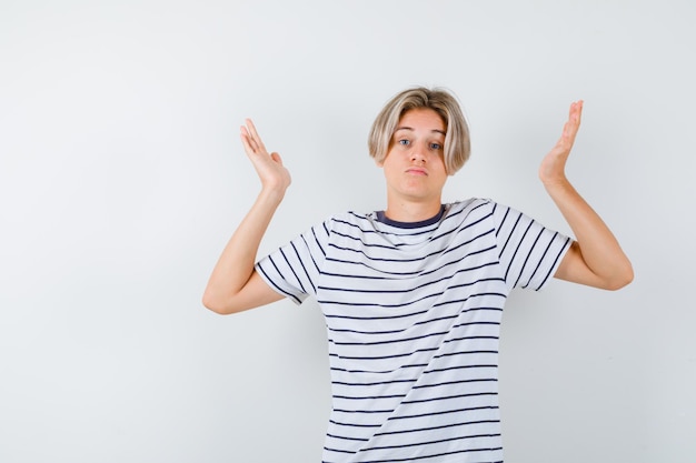 Bonito rapaz adolescente com uma t-shirt às riscas