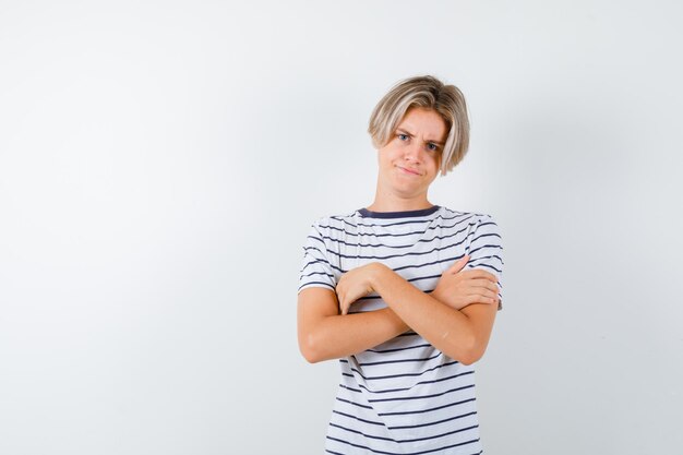 Bonito rapaz adolescente com uma t-shirt às riscas