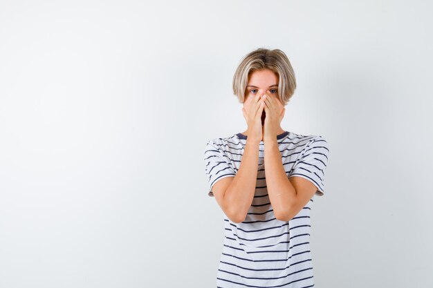 Bonito rapaz adolescente com uma t-shirt às riscas