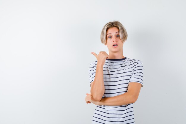 Bonito rapaz adolescente com uma t-shirt às riscas