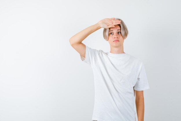 Bonito rapaz adolescente com uma t-shirt branca
