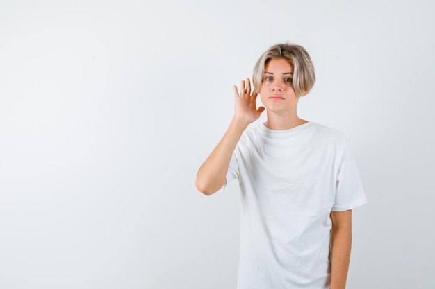 Bonito rapaz adolescente com uma t-shirt branca