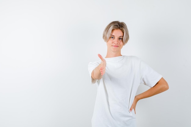 Bonito rapaz adolescente com uma t-shirt branca