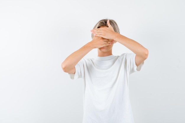 Bonito rapaz adolescente com uma t-shirt branca