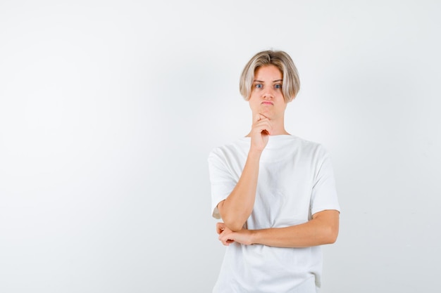 Bonito rapaz adolescente com uma t-shirt branca