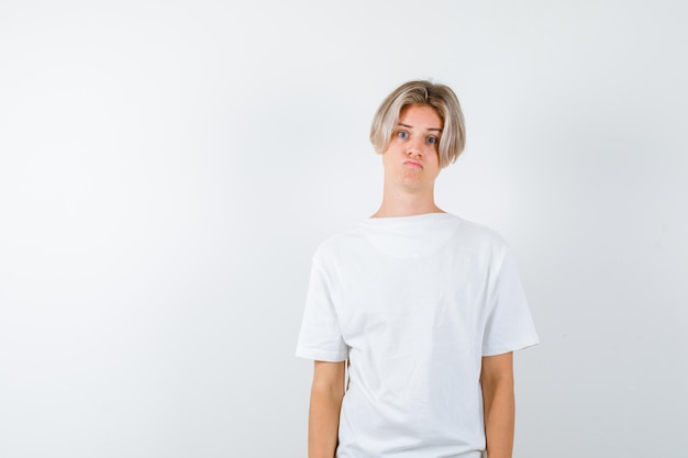 Foto grátis bonito rapaz adolescente com uma t-shirt branca