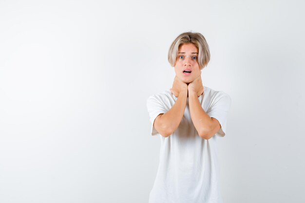 Bonito rapaz adolescente com uma t-shirt branca