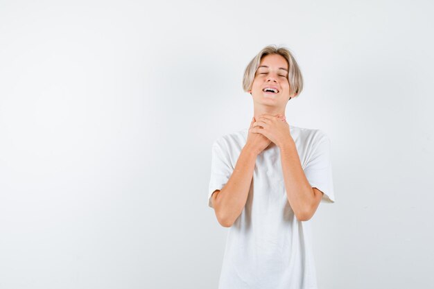 Bonito rapaz adolescente com uma t-shirt branca