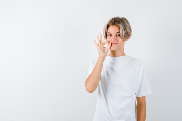 Bonito rapaz adolescente com uma t-shirt branca