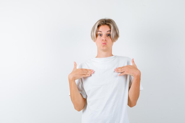 Bonito rapaz adolescente com uma t-shirt branca