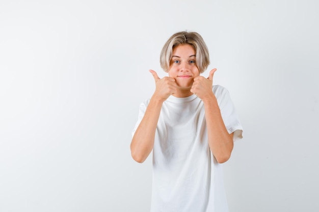 Bonito rapaz adolescente com uma t-shirt branca