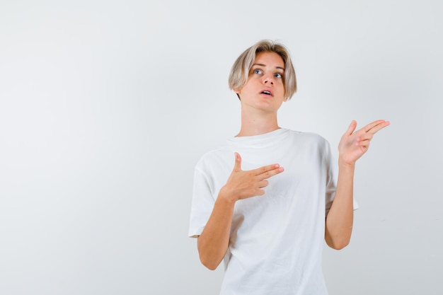 Bonito rapaz adolescente com uma t-shirt branca