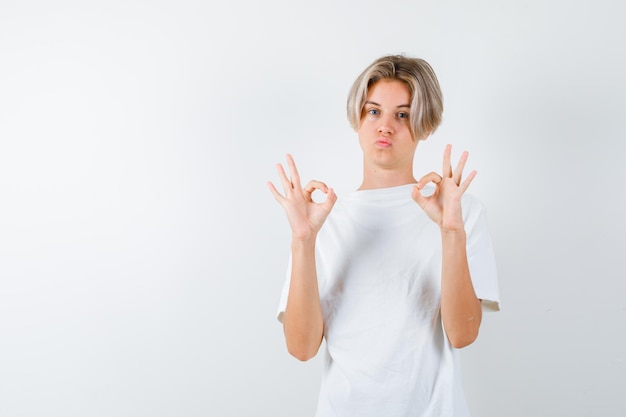 Bonito rapaz adolescente com uma t-shirt branca