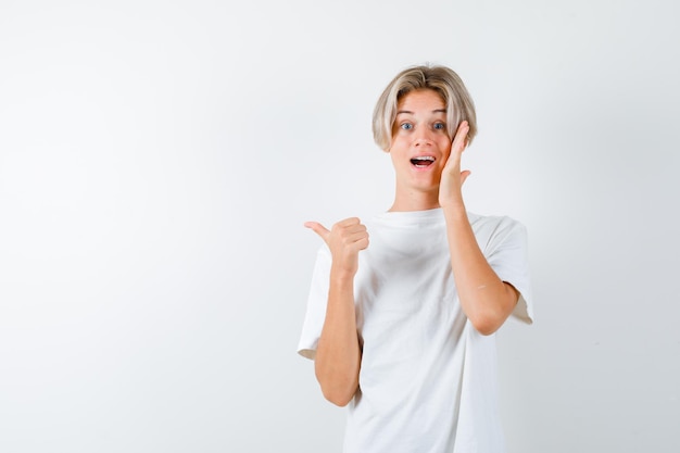 Foto grátis bonito rapaz adolescente com uma t-shirt branca