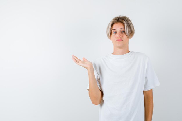 Bonito rapaz adolescente com uma t-shirt branca