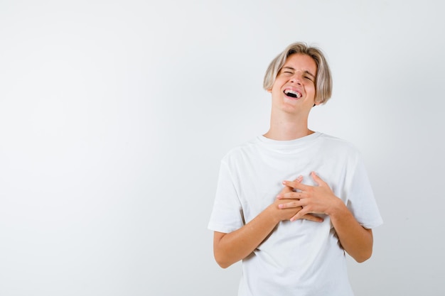 Bonito rapaz adolescente com uma t-shirt branca