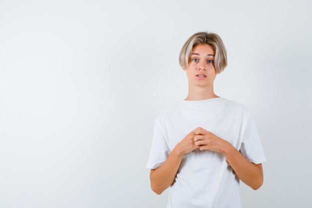 Bonito rapaz adolescente com uma t-shirt branca