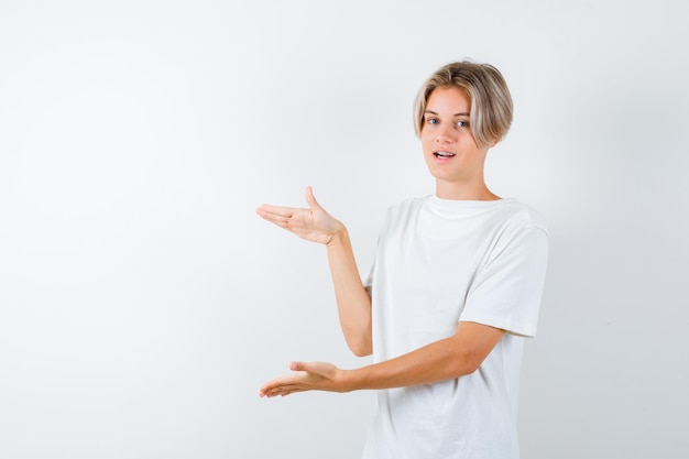 Bonito rapaz adolescente com uma t-shirt branca