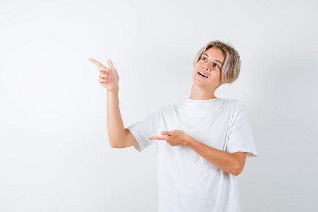 Bonito rapaz adolescente com uma t-shirt branca