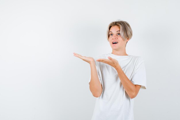 Bonito rapaz adolescente com uma t-shirt branca