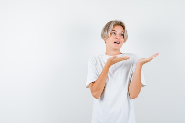 Bonito rapaz adolescente com uma t-shirt branca