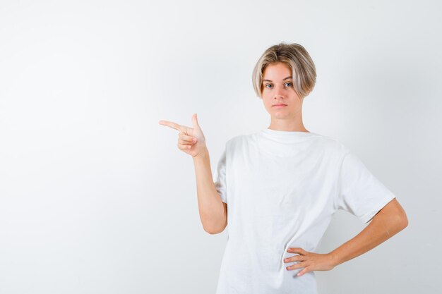 Bonito rapaz adolescente com uma t-shirt branca