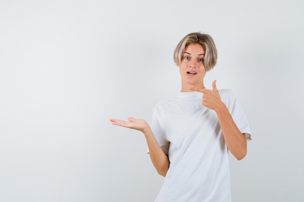 Bonito rapaz adolescente com uma t-shirt branca