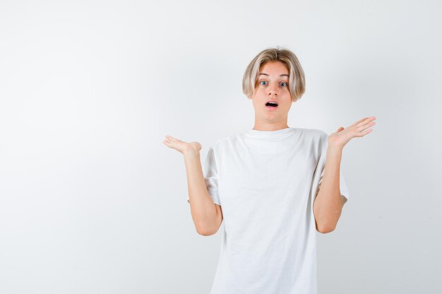 Bonito rapaz adolescente com uma t-shirt branca