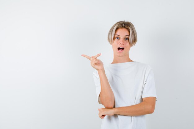 Bonito rapaz adolescente com uma t-shirt branca