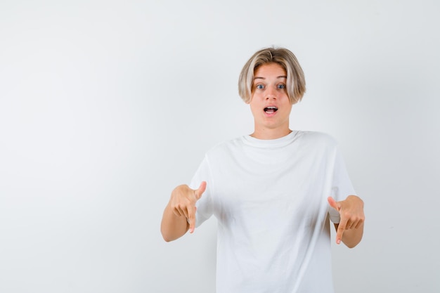 Bonito rapaz adolescente com uma t-shirt branca