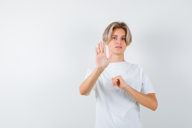 Bonito rapaz adolescente com uma t-shirt branca