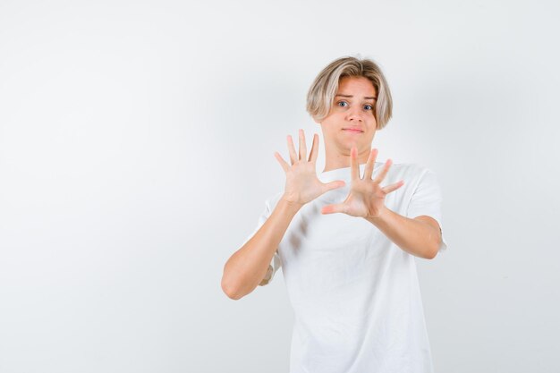 Bonito rapaz adolescente com uma t-shirt branca