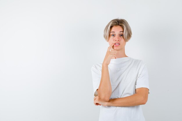 Bonito rapaz adolescente com uma t-shirt branca