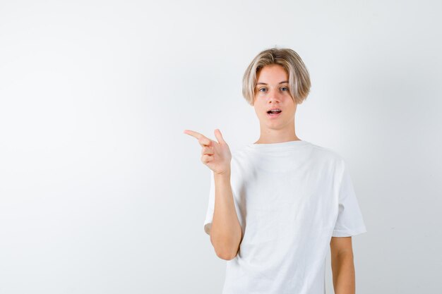 Bonito rapaz adolescente com uma t-shirt branca