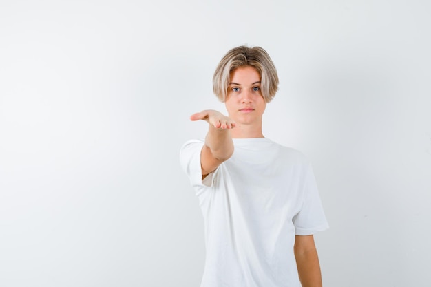 Bonito rapaz adolescente com uma t-shirt branca