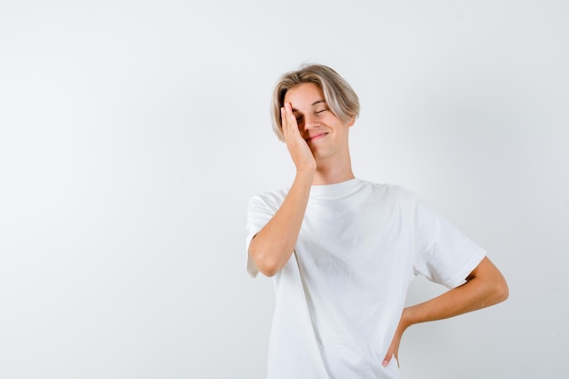 Bonito rapaz adolescente com uma t-shirt branca