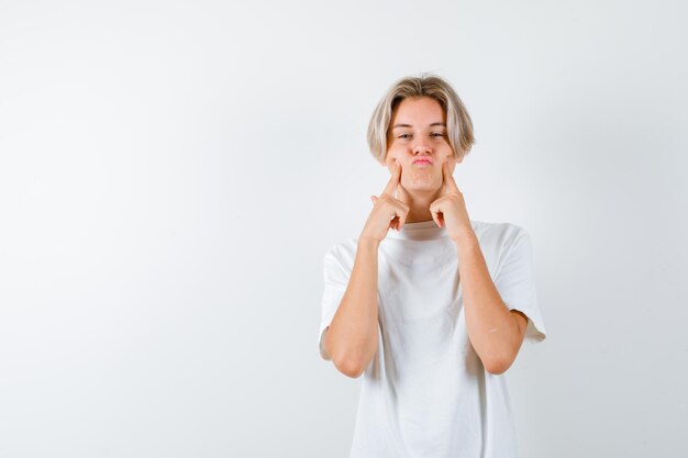 Bonito rapaz adolescente com uma t-shirt branca