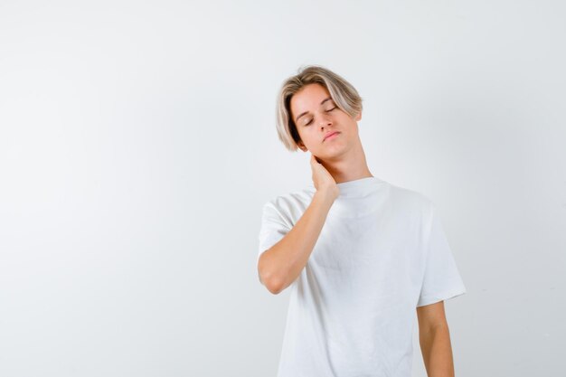 Bonito rapaz adolescente com uma t-shirt branca