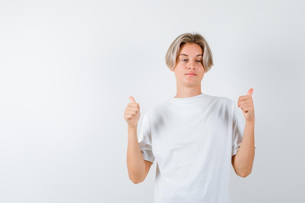 Bonito rapaz adolescente com uma t-shirt branca